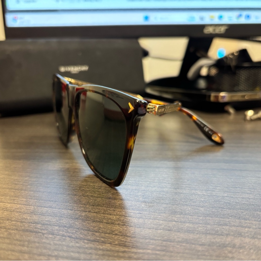 Chic Tortoise Shell Sunglasses - image 7